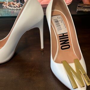 Moschino white heels in “M”